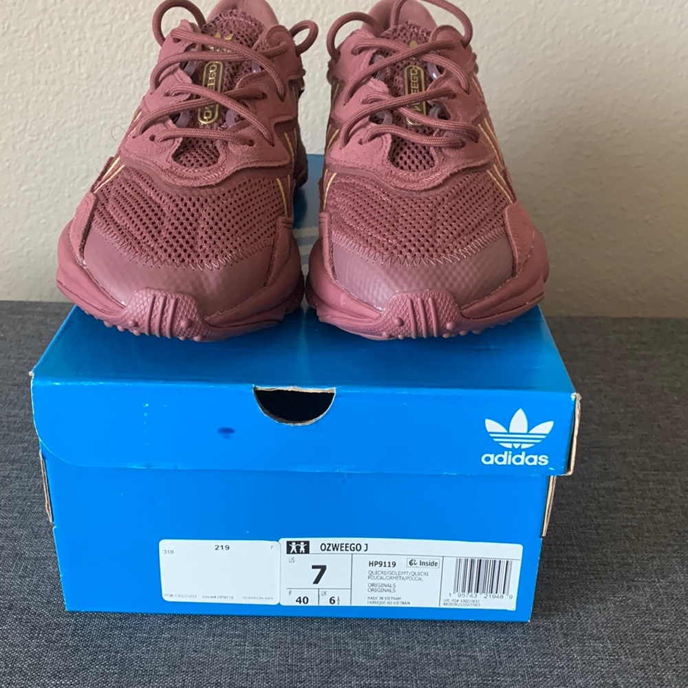 Adidas Rust brown and Gold running sneaker. Size 7.